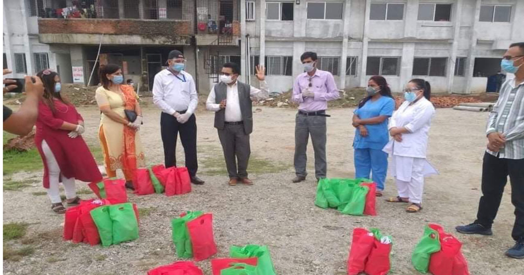 झापाका टिम कोरोना प्रभावित क्षेत्रका लागि प्रोत्साहन स्वरुप राहत बाँडदै