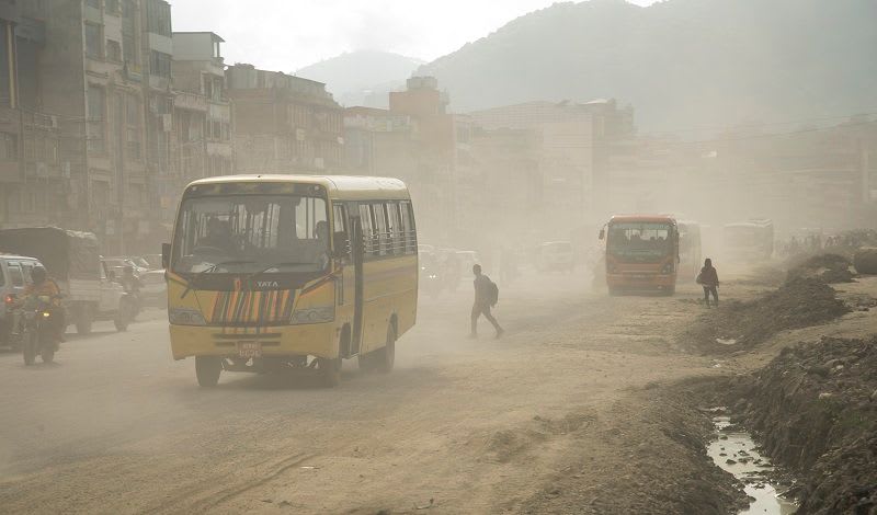 राष्ट्रिय राजमार्गका खाल्डाखुल्डी पुर्दै सडक विभाग