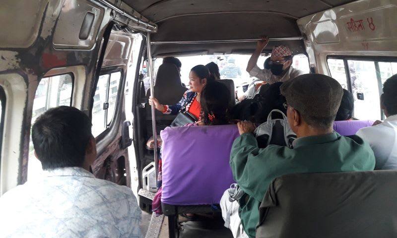 दशैँको मौका छोपी बढी भाडा लिने माइक्रो बसलाई कारबाही