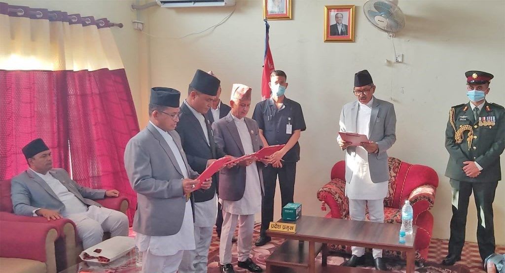 सुदूरपश्चिमका नवनियुक्त मन्त्रीहरुले लिए शपथ