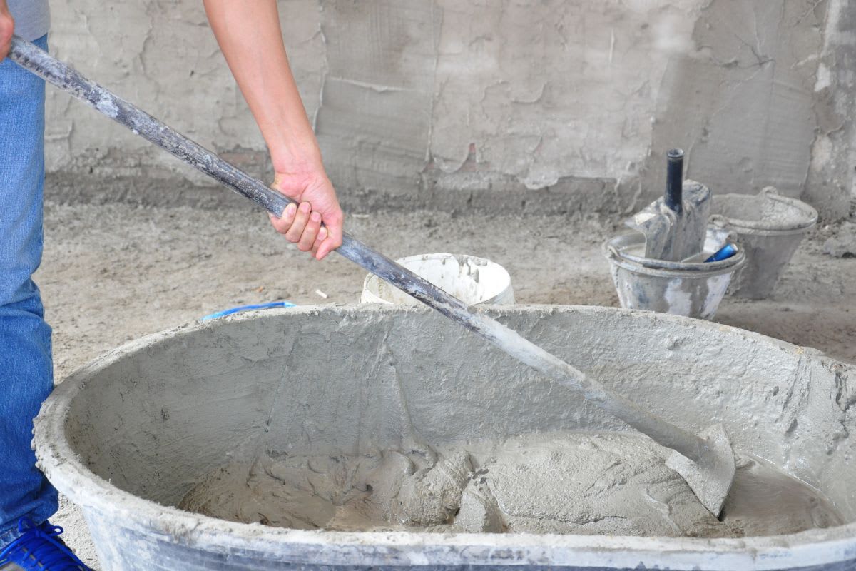 Achte beim Beton mischen auf die richtige Menge der Zusatzstoffe. Je nachdem, ob du einen Universal-, Mager-, oder Fundamentbeton möchtest unterscheidet sich das Mischverhältnis.