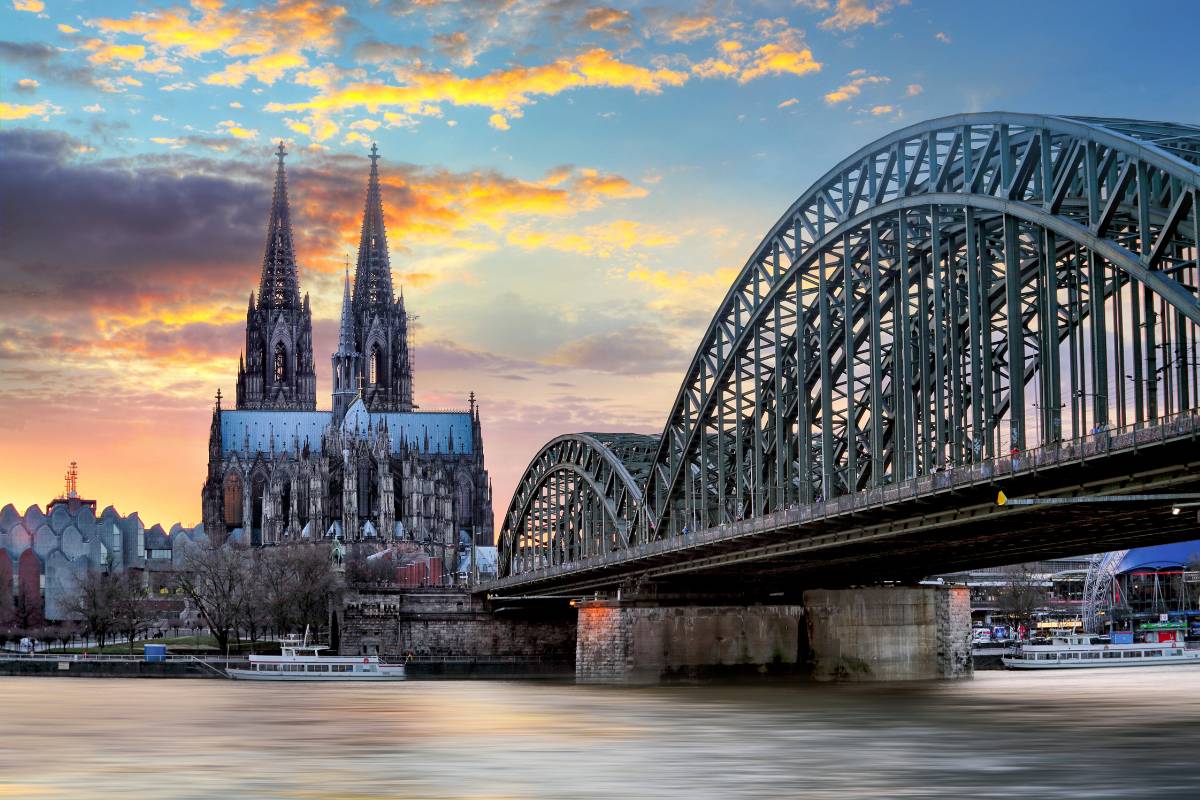 Kölner Dom von der Hohenzollernbrücke aus fotografiert