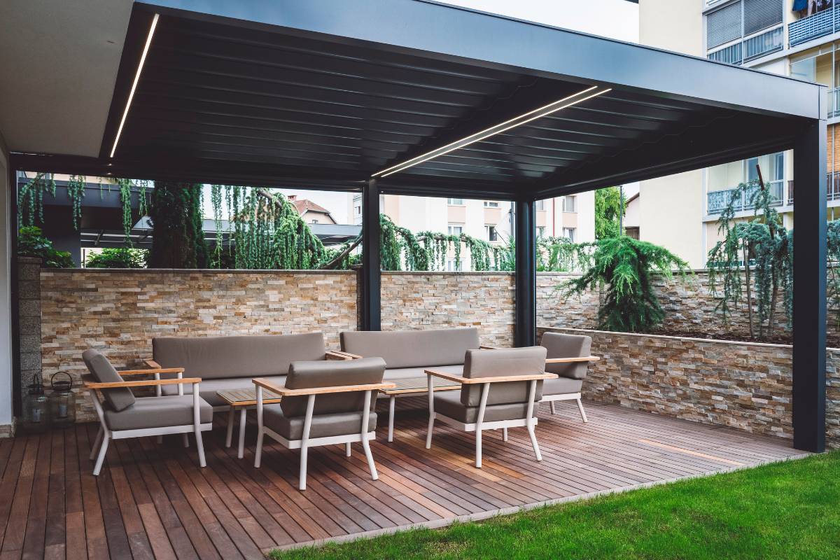 Eine fest überdachte Terrasse hat den Vorteil, dass du bei jedem Wetter draußen sitzen kannst.