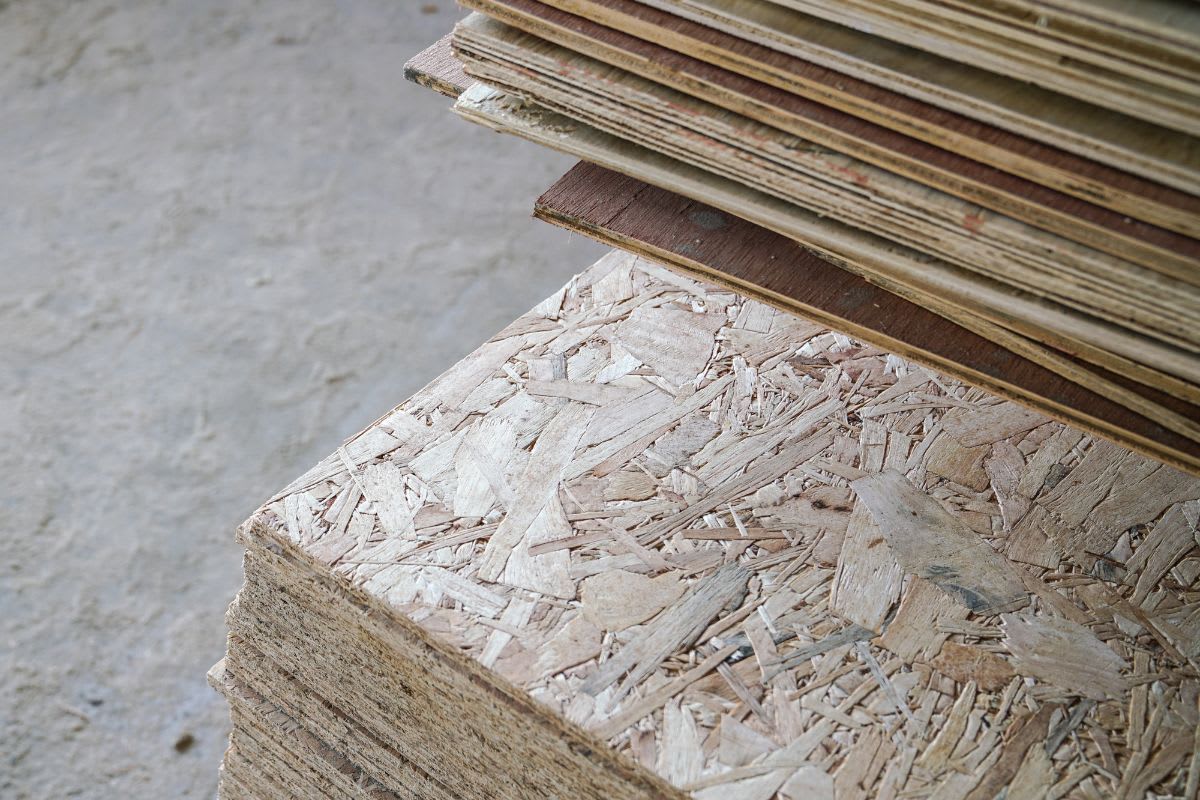 Sperrholzplatten als Grundlage für die Anbringung von Akustikpaneelen.