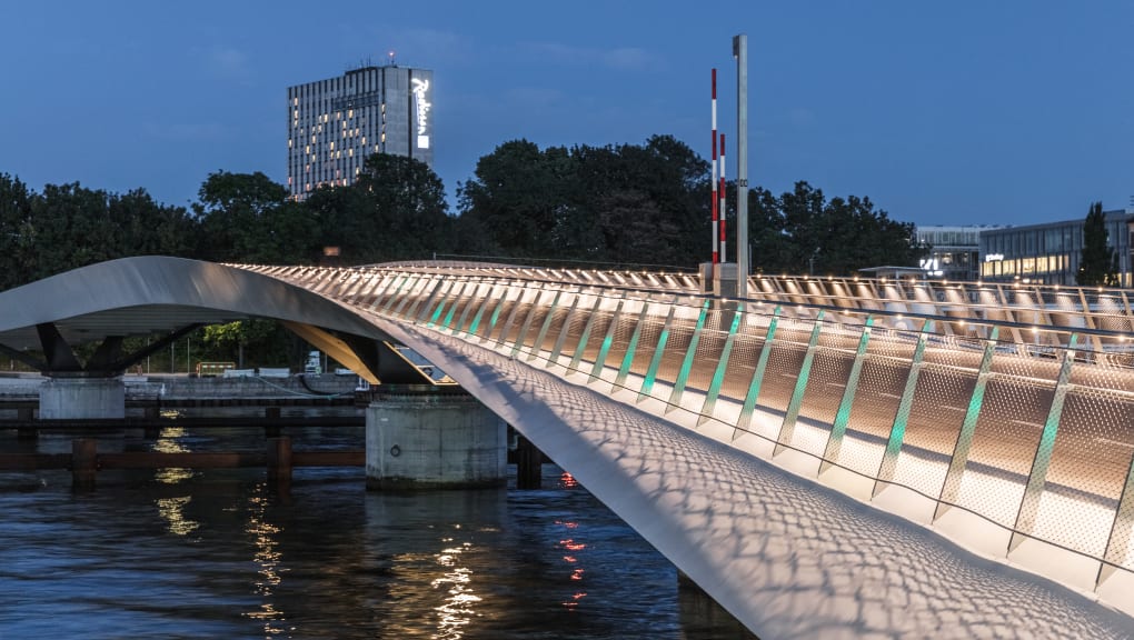 Lille Langebro桥的夜间特写景色