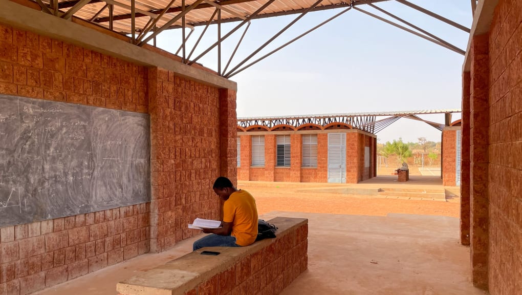 Shaded outdoor learning area at Collège Hampaté Bâ. Copyright: Toby Pear