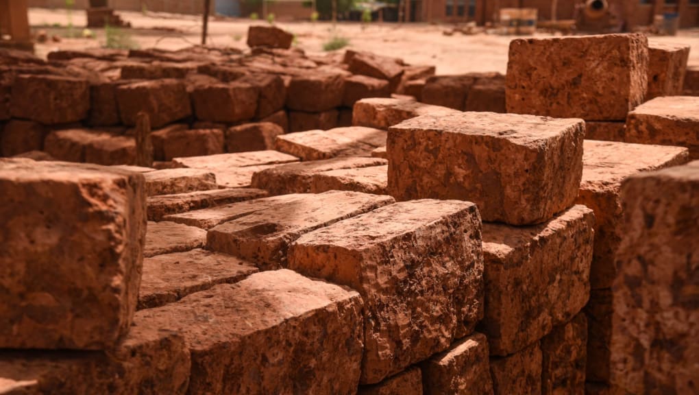 Laterite bricks used in construction of Collège Hampaté Bâ. Copyright: Grant Smith
