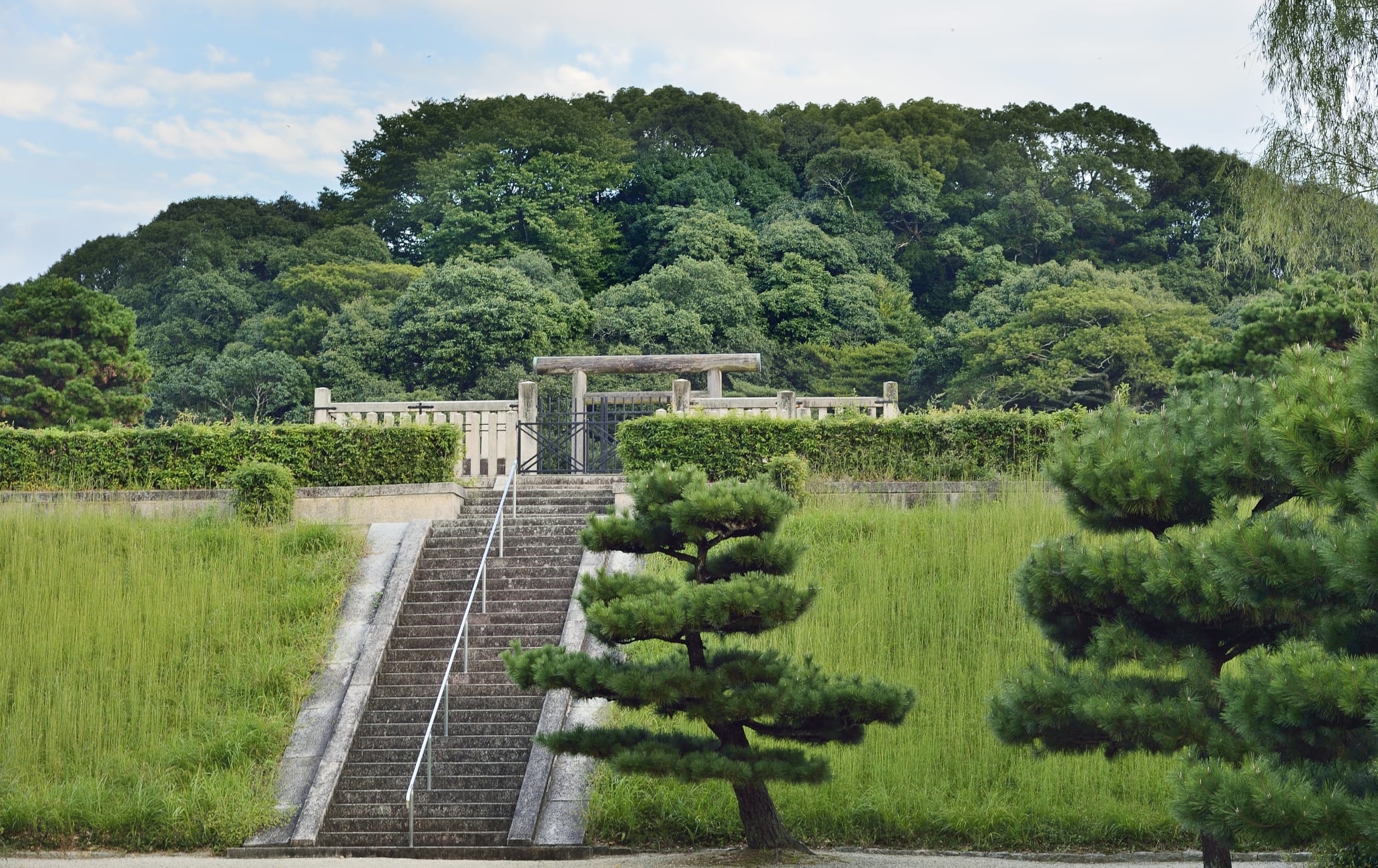 Sujin-tenno-ryo Emperor Sujin’s Tomb