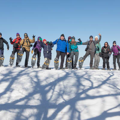 groupe de randonneurs en raquettes à Hokkaido au Japon
