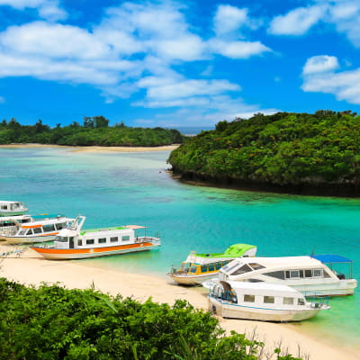 Barcos con fondo de cristal en la bahía de Kabira