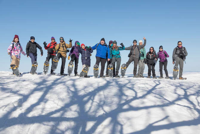 groupe de randonneurs en raquettes à Hokkaido au Japon