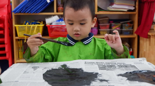 KHI CÁC "HỌA SĨ NHÍ" TRỔ TÀI BIẾN HÓA CHO BỨC TRANH HÌNH KHỐI