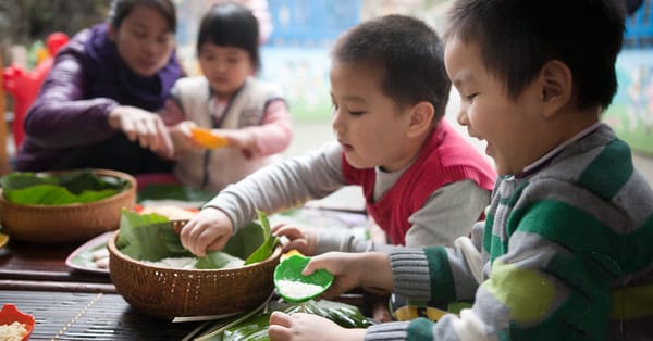 Giúp bé hiểu hơn về Tết thông qua tục gói Bánh Chưng