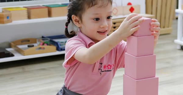 LỢI THẾ VƯỢT TRỘI CỦA CÁC EM BÉ MẦM NON THEO HỌC PHƯƠNG PHÁP MONTESSORI