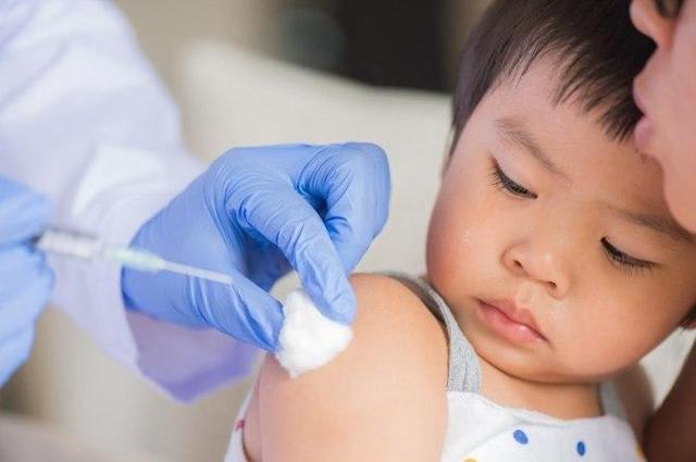 CHĂM SÓC VỊ TRÍ TIÊM SAU TIÊM CHỦNG CỦA TRẺ ĐÚNG CÁCH: CHƯỜM NÓNG HAY CHƯỜM LẠNH?
