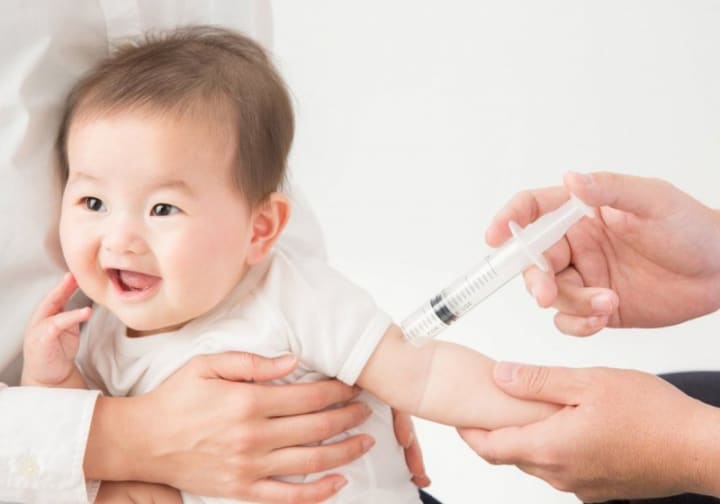 CHĂM SÓC VỊ TRÍ TIÊM SAU TIÊM CHỦNG CỦA TRẺ ĐÚNG CÁCH: CHƯỜM NÓNG HAY CHƯỜM LẠNH?