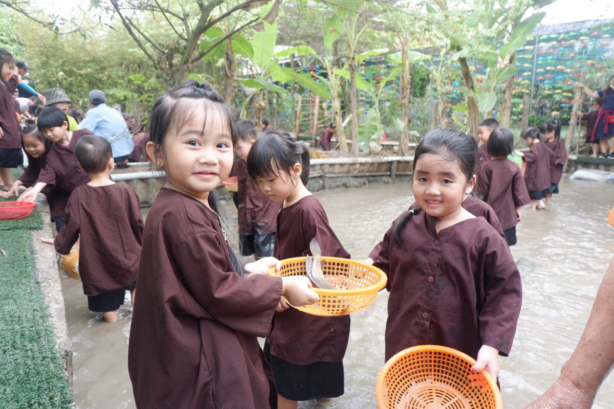 Trải nghiệm làm người nông dân nhí "Chân lấm tay bùn"