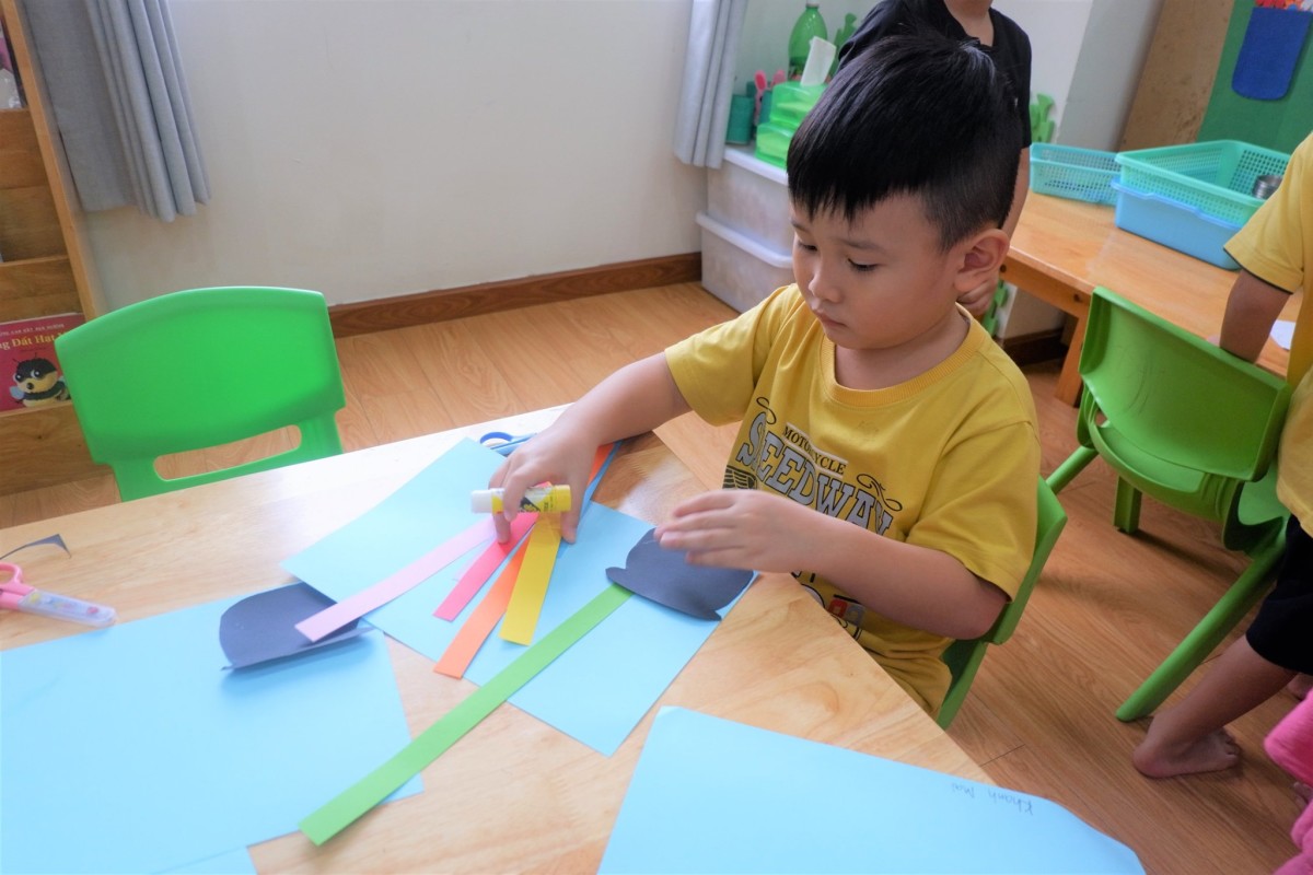 GÓC SÁNG TẠO: HÔ BIẾN CẦU VỒNG MÀU NHIỆM BẰNG GIẤY THỦ CÔNG [VTS Campus - Kinder 1]