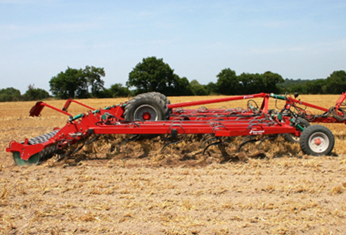 Cultivateur à dents Kverneland Turbo au travail dans un champ