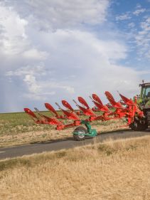 Kverneland 3300 S, compact travelling above ground dragged by tractor