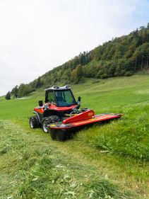 Plain Mowers - VICON EXTRA 328F - 332F - FRONT MOUNTED DISC MOWER, with its responsive headstock makes it easy to use