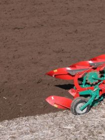 Reversible Mounted Ploughs - Kverneland 150 S light and robust ploughing in stony soils