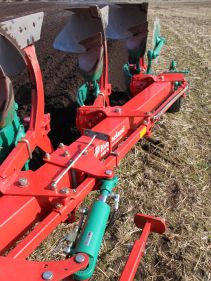 Reversible Mounted Ploughs - Kverneland 150 S Variomat, customized for high performance combined with low fuel consumption