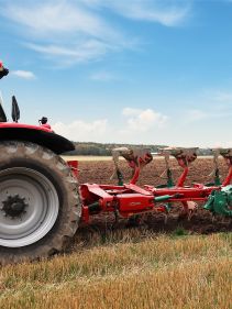 Kverneland 2500-S on field with mounted reversible plough