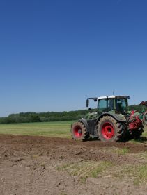 Packers - Kverneland Packomat compact and transported above ground level, dragged by tractor in a folded shape