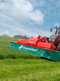 Plain Mowers - Kverneland 2800 FS,  first front disc mower with an actively driven swath former