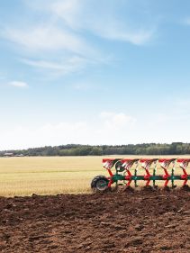 Kverneland 3400 S provides the best soil preparation, in furrow and on land, great range of accessories