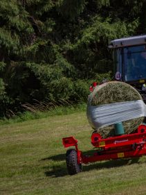 Round Bale Wrappers - Kverneland 7730, made for smaller tractors but still fully atuomatic