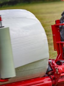 Round Bale Wrappers - Kverneland 7820, gently self-loading system and can wrap on the move so it operates effectively