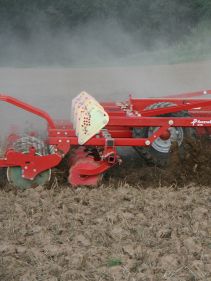 Kverneland CTC Cultivator performs perfect mixing and levelling with reduces maintenance