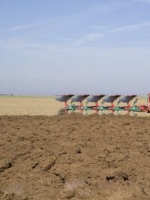 Kverneland EG LB efficient plough for medium to heavy soils, great range of accessories