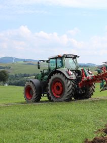 Kverneland EG LB travelling compact above ground, dragged by tractor