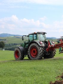 Kverneland EG LB travelling compact above ground, dragged by tractor