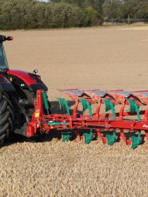 Kverneland EG LB efficient plough for medium to heavy soils, great range of accessories