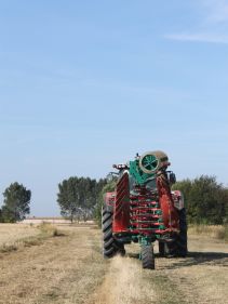 Kverneland LB, transportet compact above ground, dragged by tractor