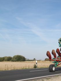 Kverneland LB, transportet compact above ground, dragged by tractor