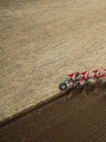 Reversible Mounted Ploughs - Kverneland ES-LS, unique steel treatment provides great life time and makes it easy in use during operation