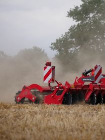 Kverneland QualidiscFarmer operating up to 10cm deep, user friendly setting and good levelling and controlled soil flow