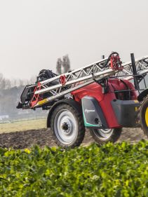 Kverneland iXtrack T3, compact sprayer, stable and precise with intelligent technology