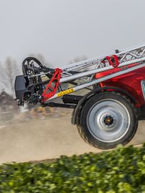 Kverneland iXtrack T3, compact sprayer, stable and precise with intelligent technology