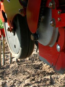 Kverneland Miniair Nova pneumatic precision seed drill for a large variety of natural, coated or pelleted seeds