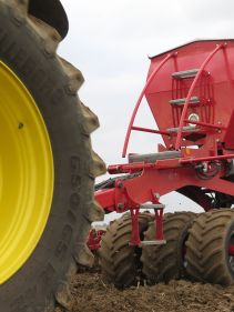 Kverneland u-drill, universal seed drill combination - seedbed preparation and levelling