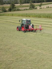 Single Rotor Rakes - Kverneland 9032 9035 9439 9442T 9443 9447T, compact and efficient during operating