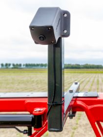 Kverneland iXter B mounted sprayer with 1000-1800 litre tanks and 15-30 metre booms, featuring iXspray, iXclean Pro, and iXflow-E for precision farming. Now with Skai camera system for the Benelux market.