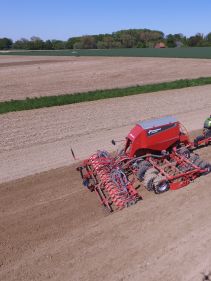 Kverneland u-drill, universal seed drill combination - seedbed preparation and levelling