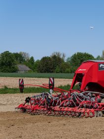 Kverneland u-drill, universal seed drill combination - seedbed preparation and levelling